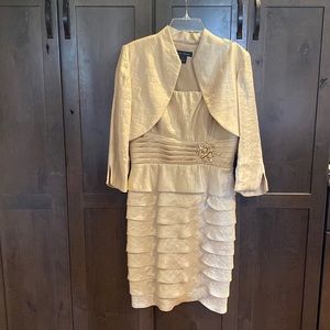 Jessica Howard 6P gold shimmer ruffled dress. Wedding mothers dress semi formal
